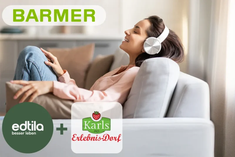 Frau lehnt sich entspannt mit Kopfhörern zurück und lächelt. Logos von edtila, Karls Erlebnis-Dorf und BARMER betonen ein gemeinsames Entspannungsangebot.